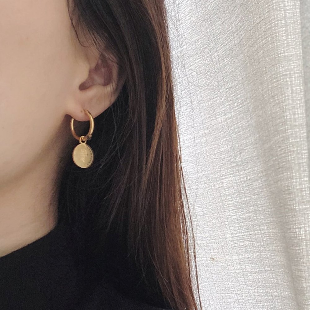 NEW 18K Gold Plated Queen Elizabeth Coin Drop Round Hoop Earrings - Picture 4 of 8